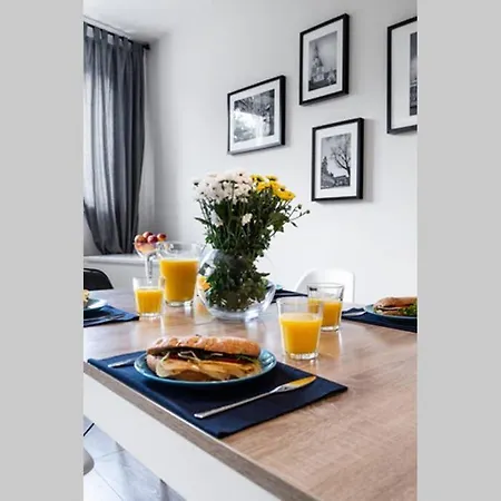 Househost Apartament: Swietego Krzyza Street Daire